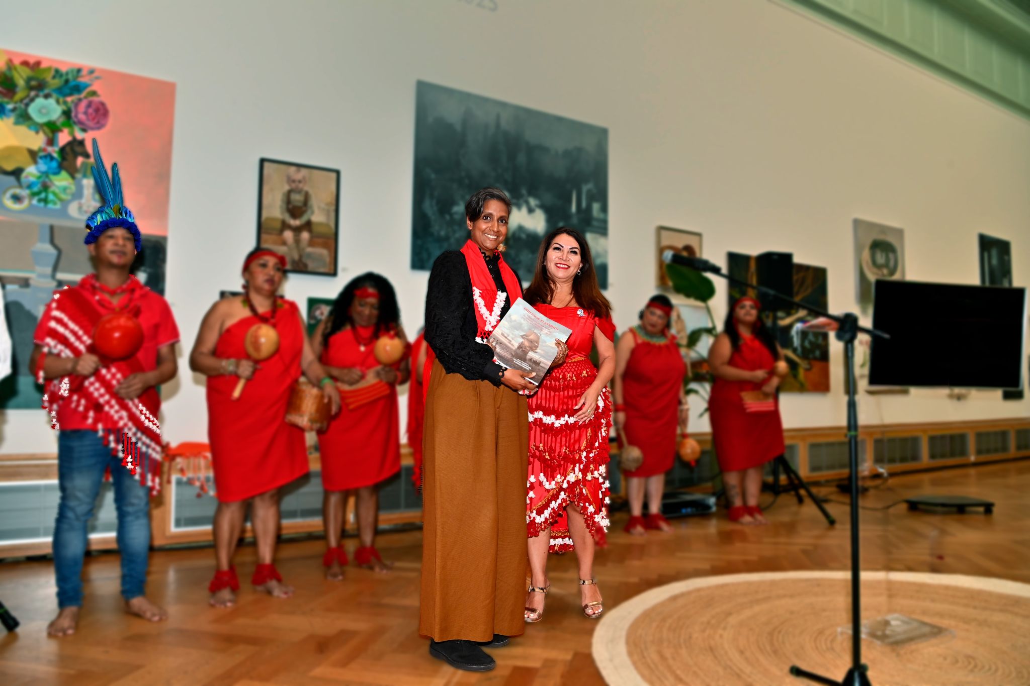 Sjoerd Ramackers overhandigt eerste druk aan OC&W